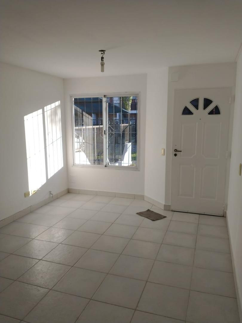 Casa duplex de 3 dormitórios em La Matanza (Villa Luzuriaga)