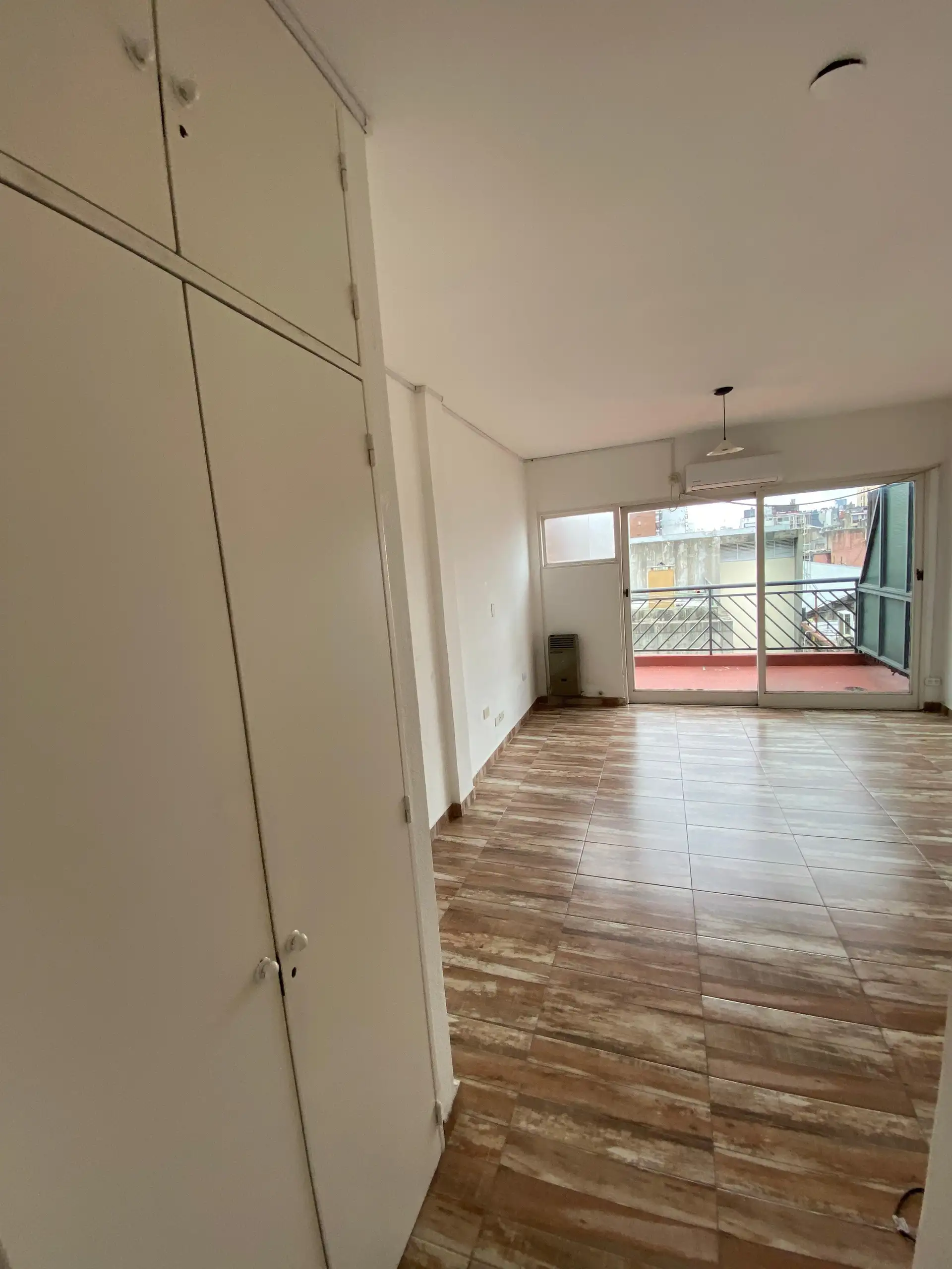 Kitnet com varanda na frente em Balvanera