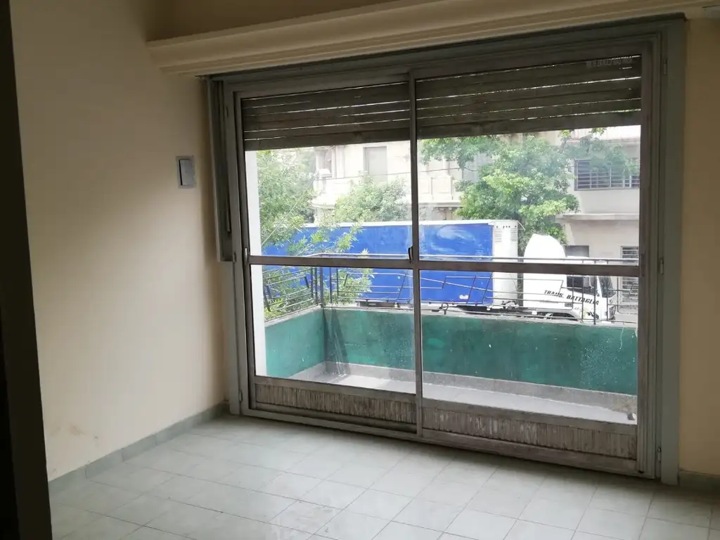 3 ambientes con balcón y terraza