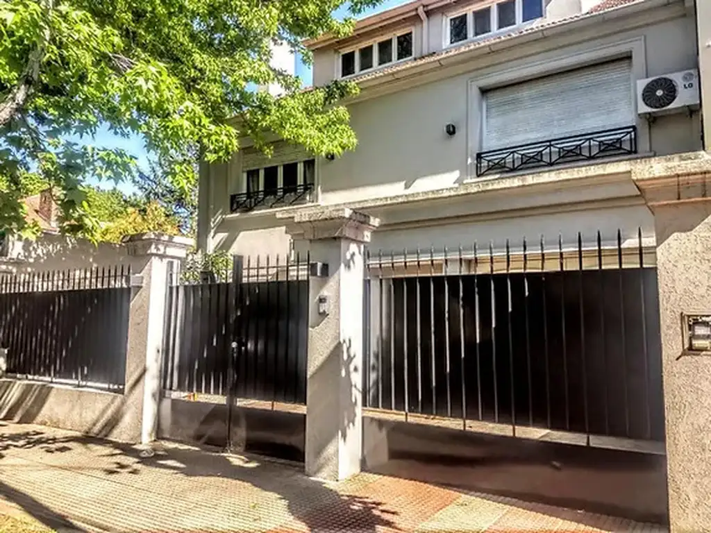 House in Martínez with patio