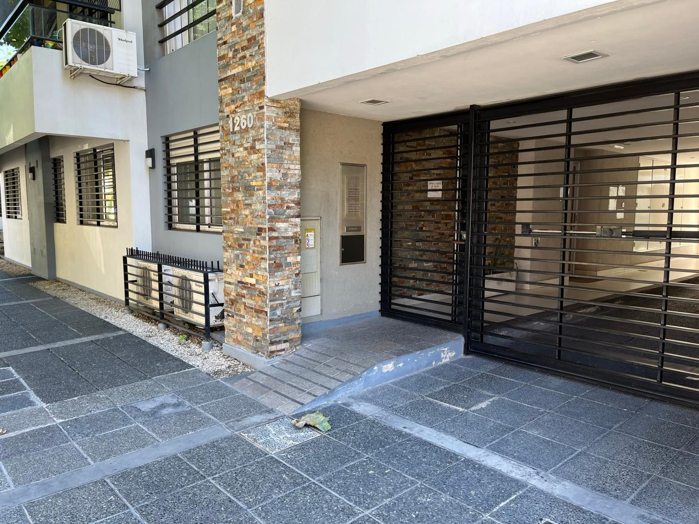 Departamento de 2 ambientes en planta baja al frente en Banfield