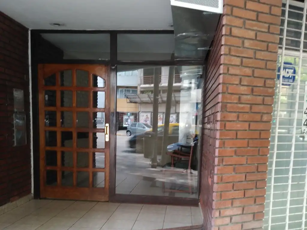 3 ambientes con balcón al frente