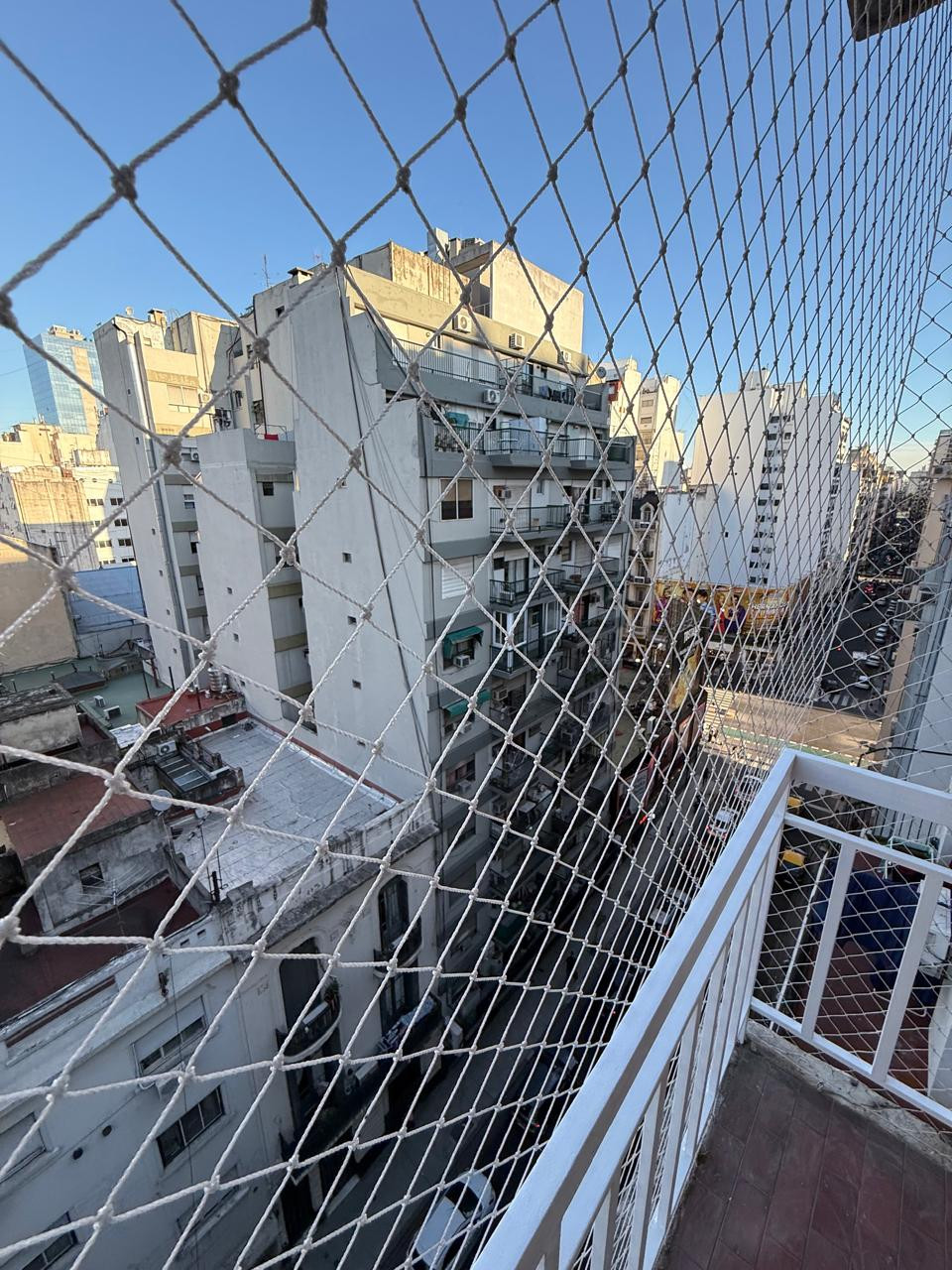 Departamento monoambiente dividido con balcón al frente en San Nicolás