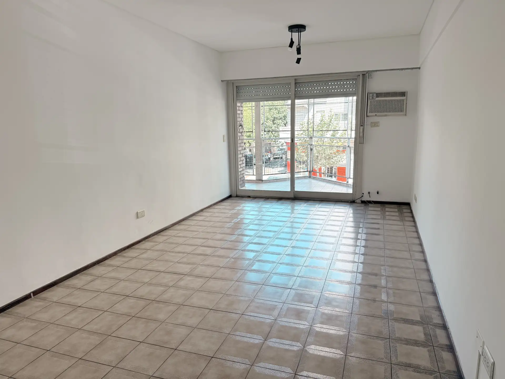 Departamento de 3 ambientes con dependencia y cochera en Villa Santa Rita