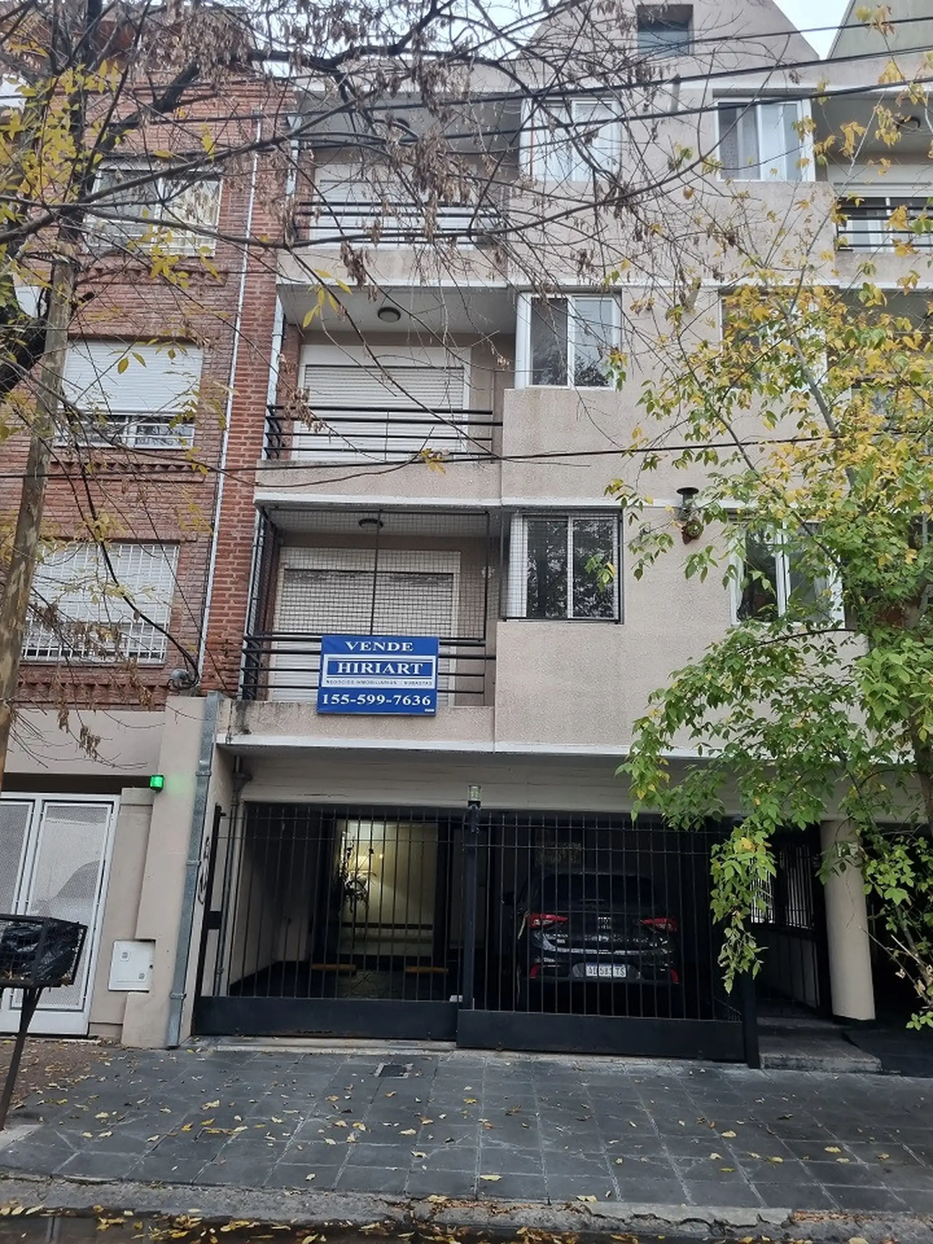 Apartamento semipiso de 2 ambientes com varanda em Martínez