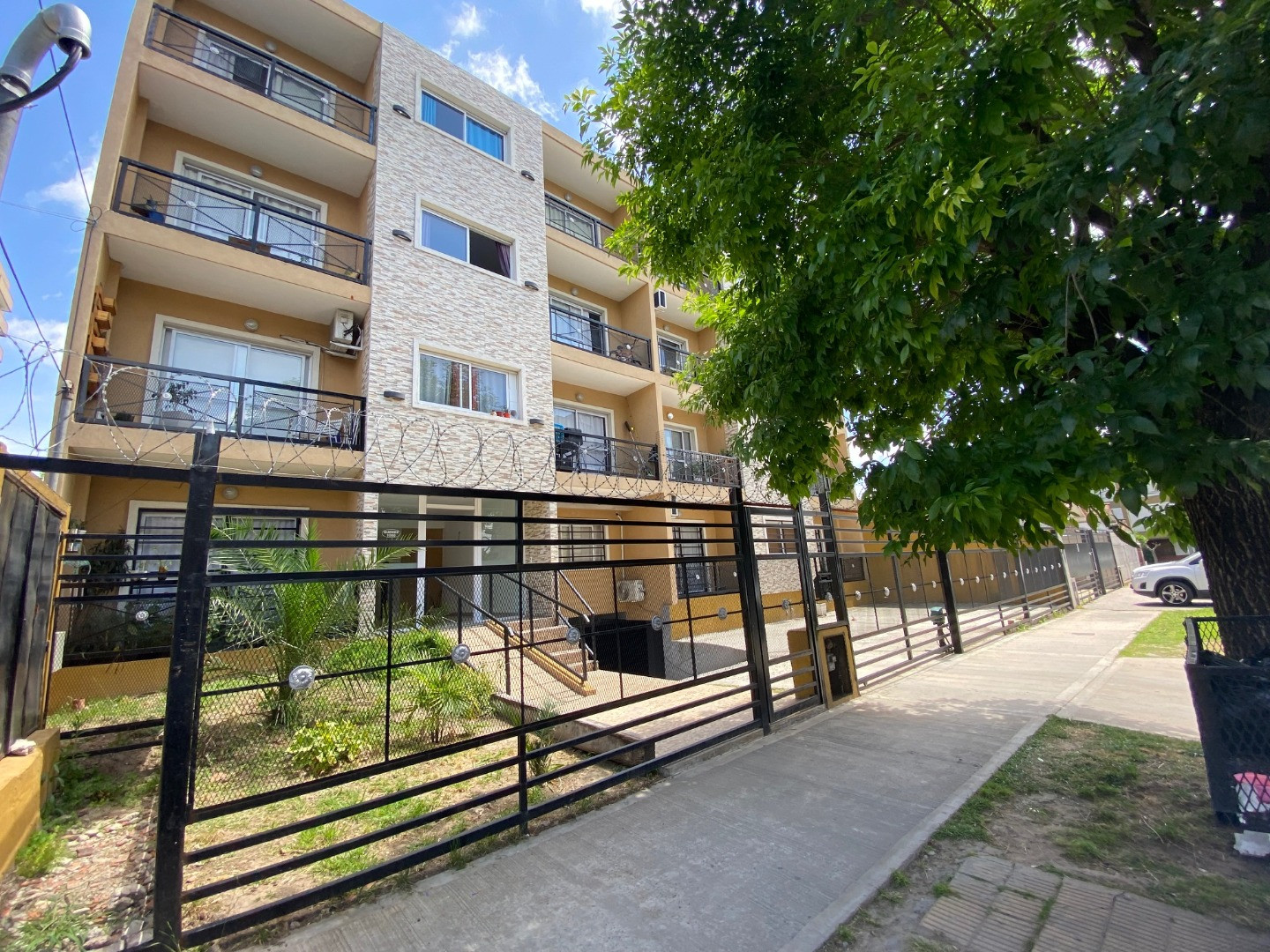 Dúplex de 3 ambientes con 2 dormitorios en San Miguel