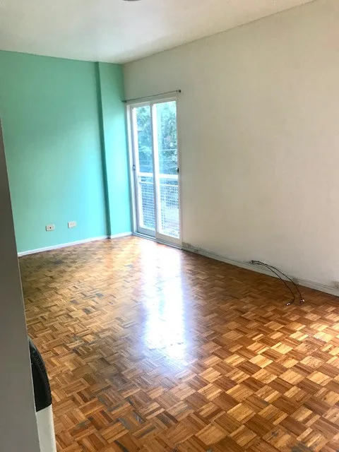 Departamento monoambiente al frente con balcón en Belgrano