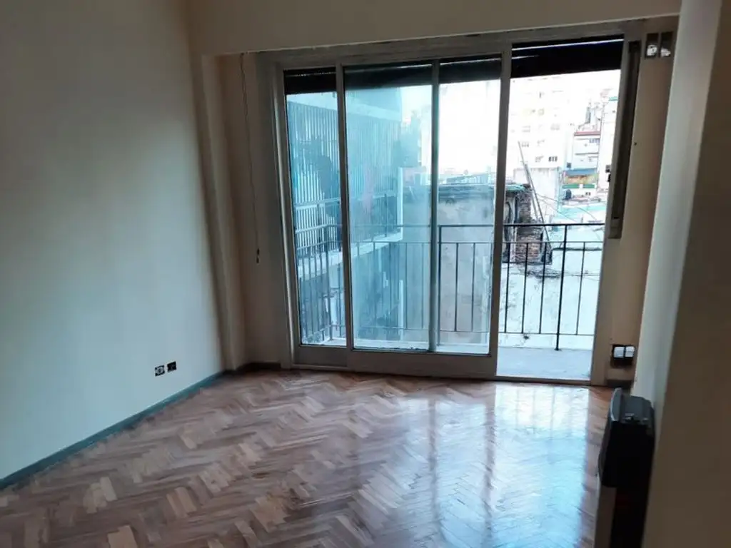 4 ambientes con balcón corrido