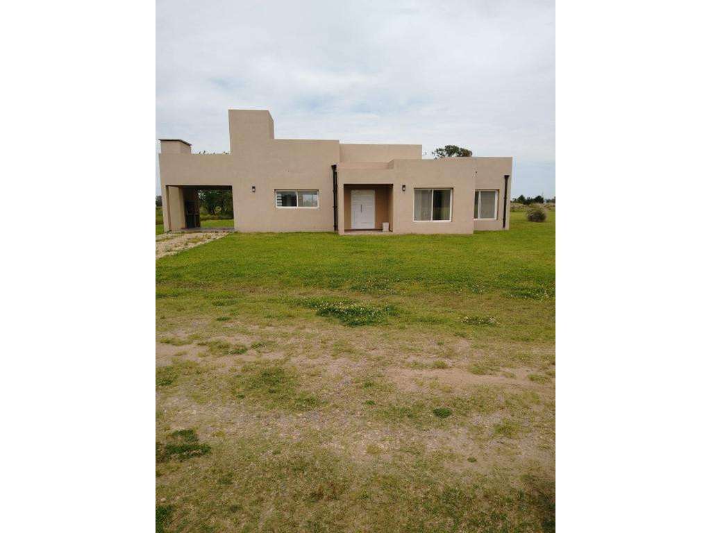 Casa de 3 quartos para aluguel em Carlos Keen