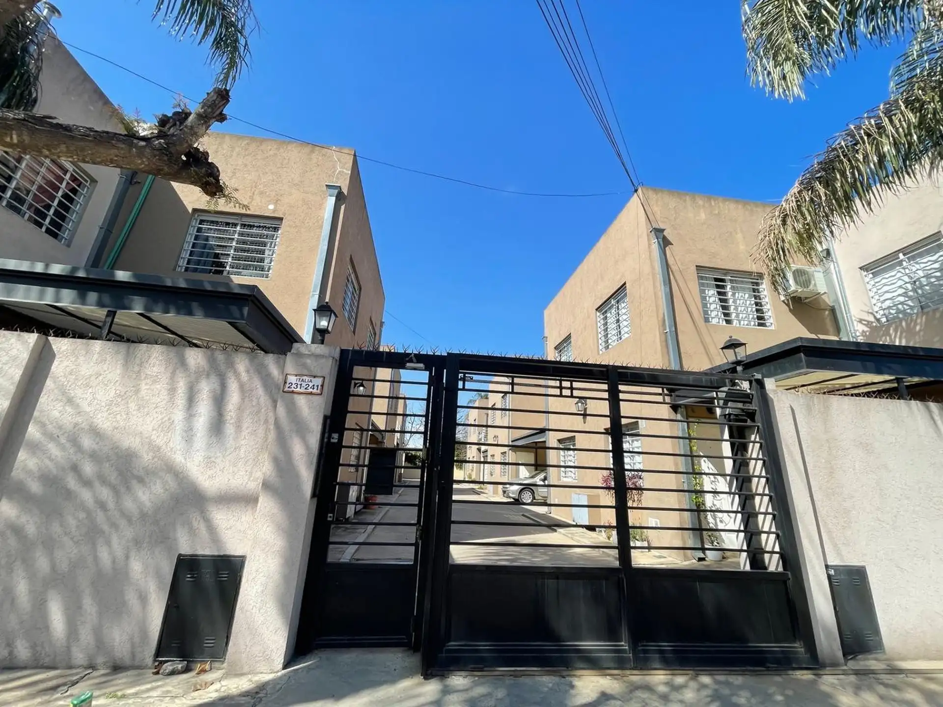 Departamento dúplex de 2 dormitorios con cochera en San Miguel