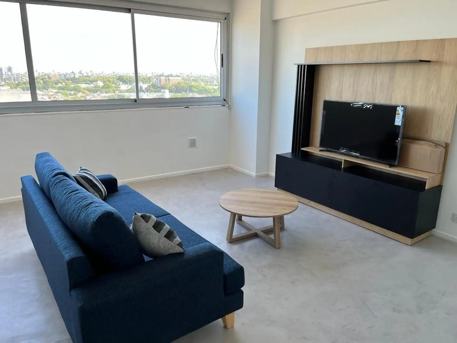 Furnished three-room apartment with balcony in Liniers