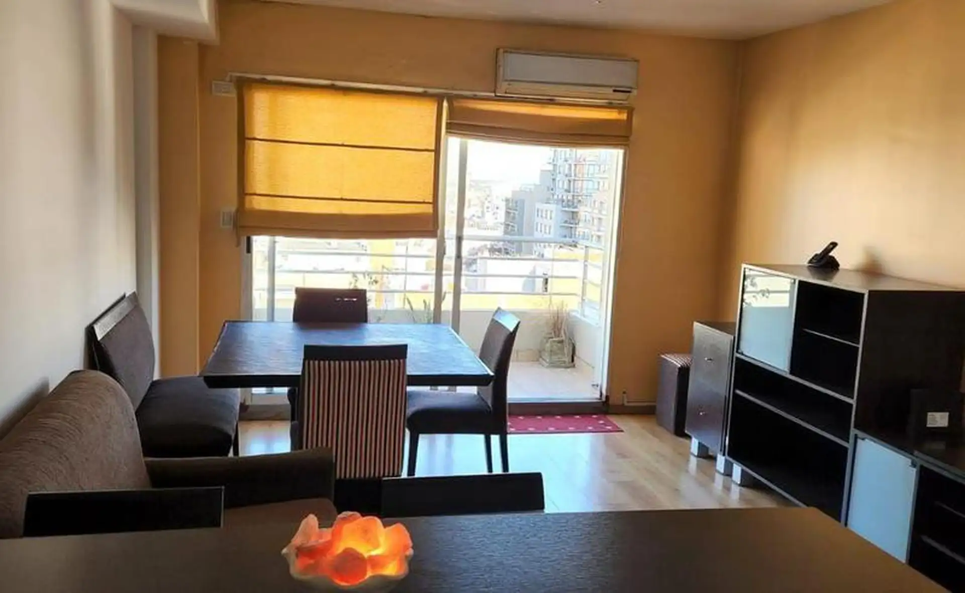 Apartamento de 3 ambientes com 2 quartos e varanda em Flores