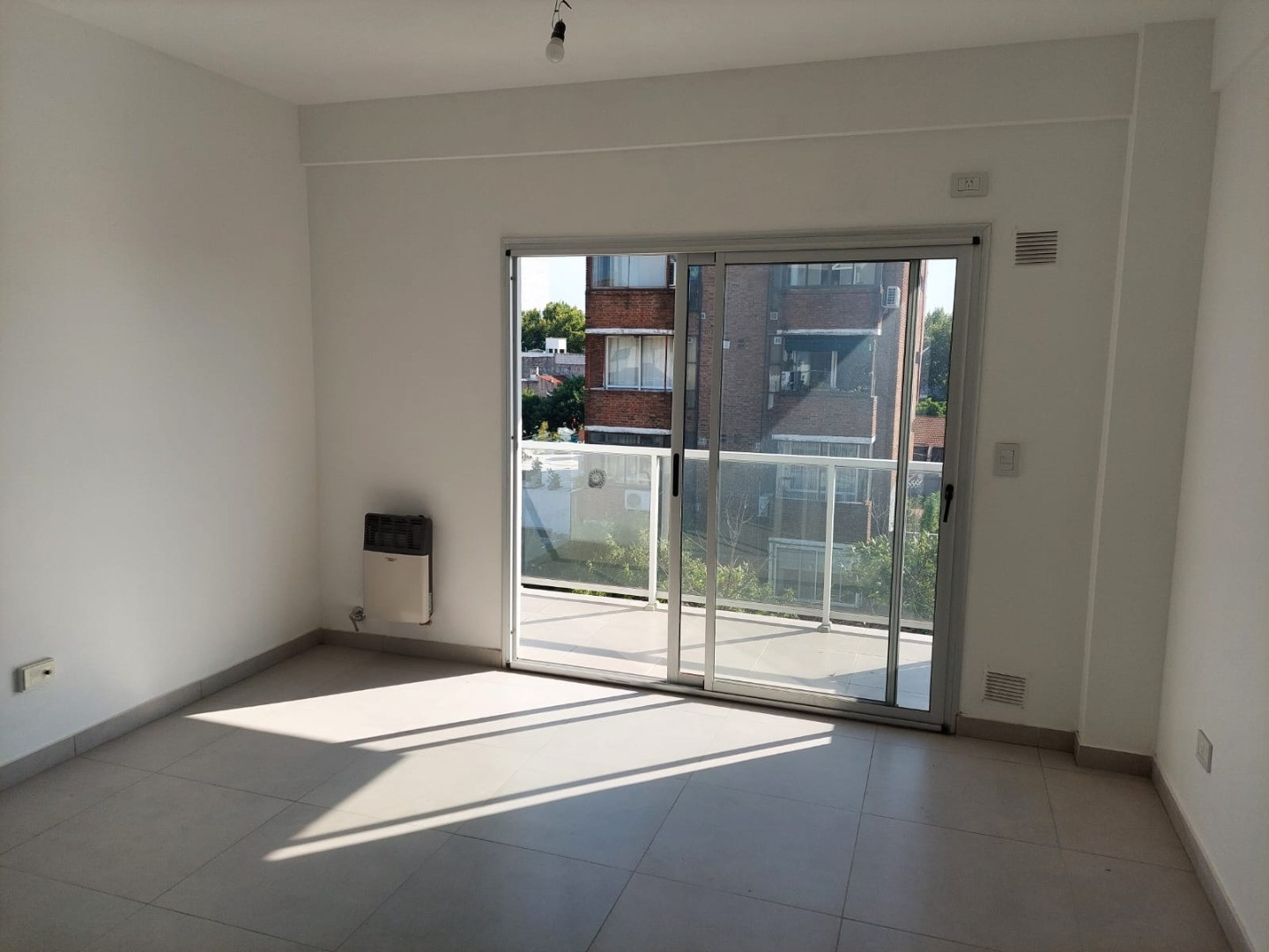 Departamento de 2 ambientes al frente en Monte Castro