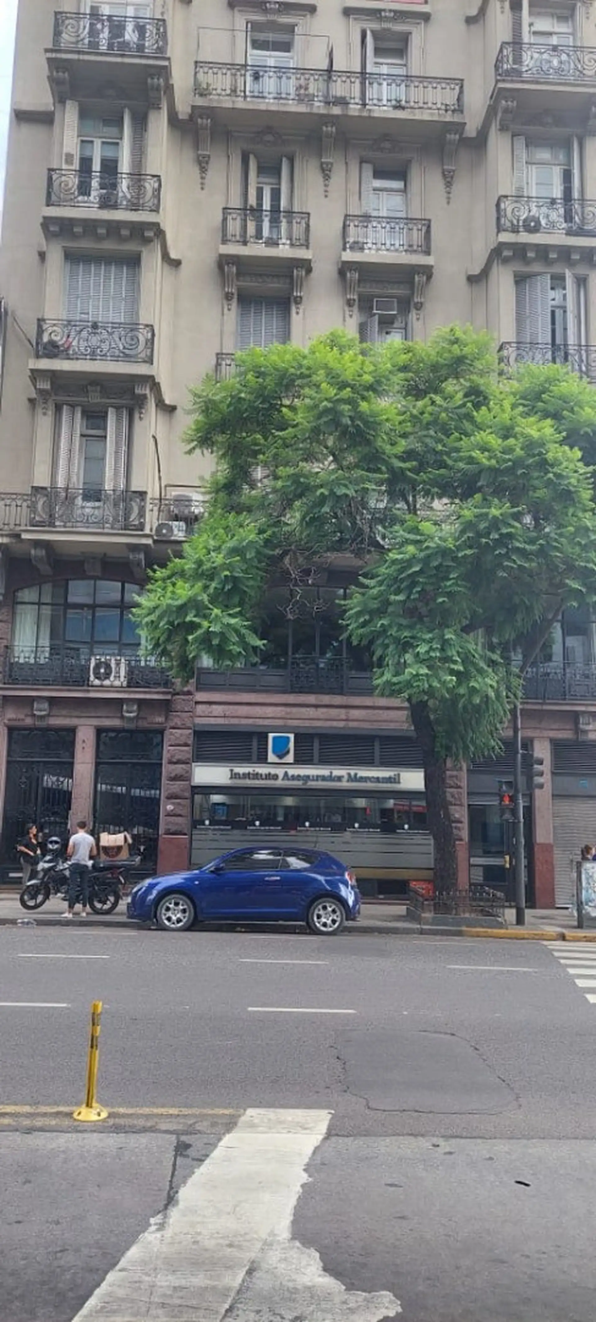 Unfurnished three-room apartment in Monserrat