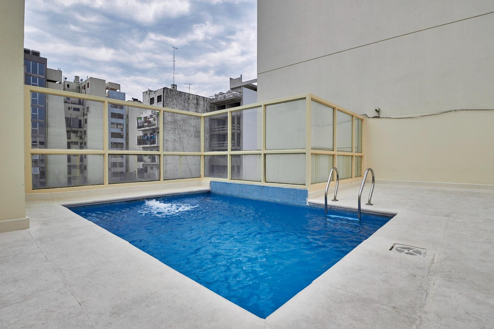 Studio apartment for rent in Monserrat