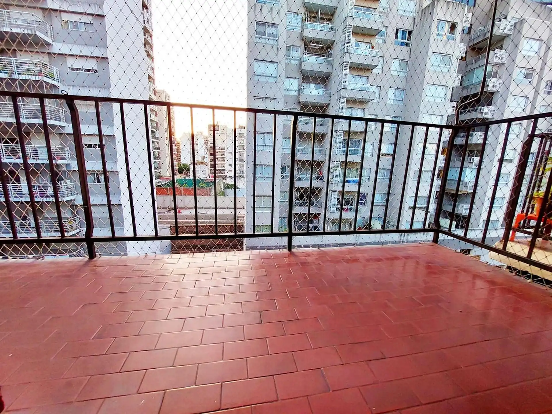 Three-bedroom apartment with balcony in Almagro