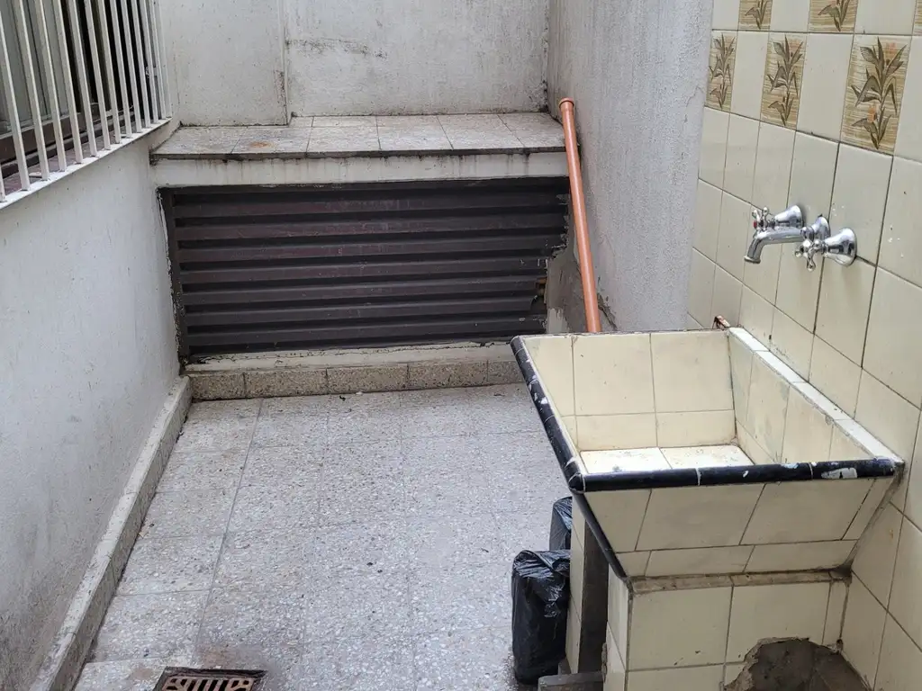2 ambientes con patio y ascensor