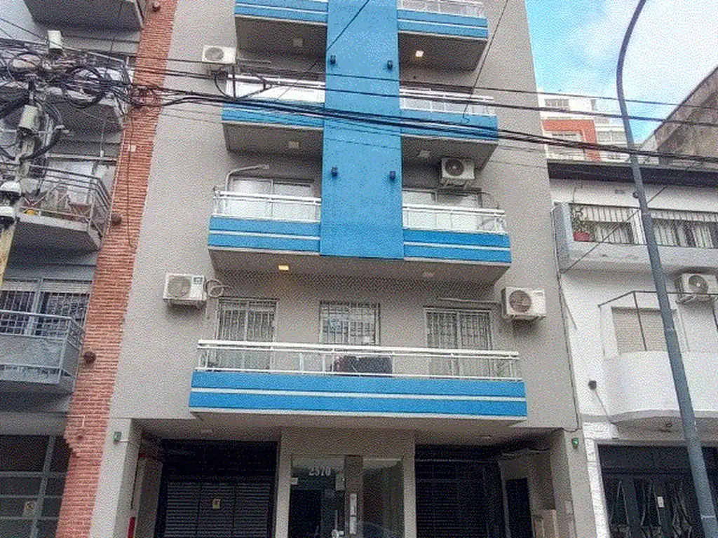 Balcón al frente y cocina eléctrica