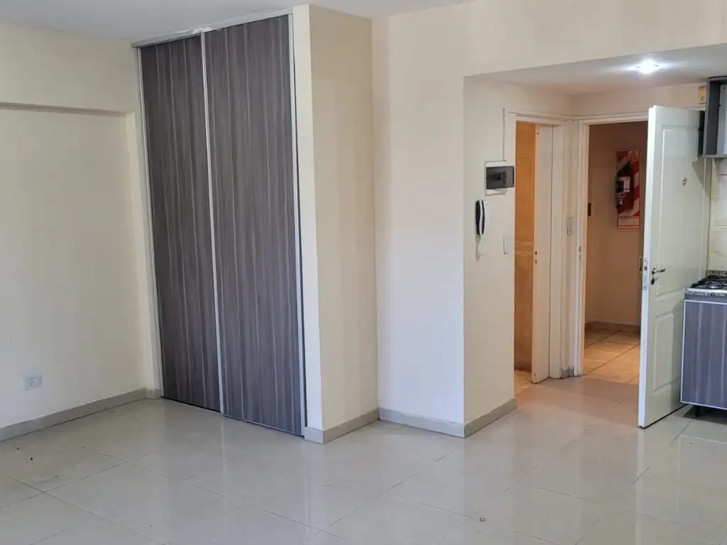 Monoambiente al frente con balcón