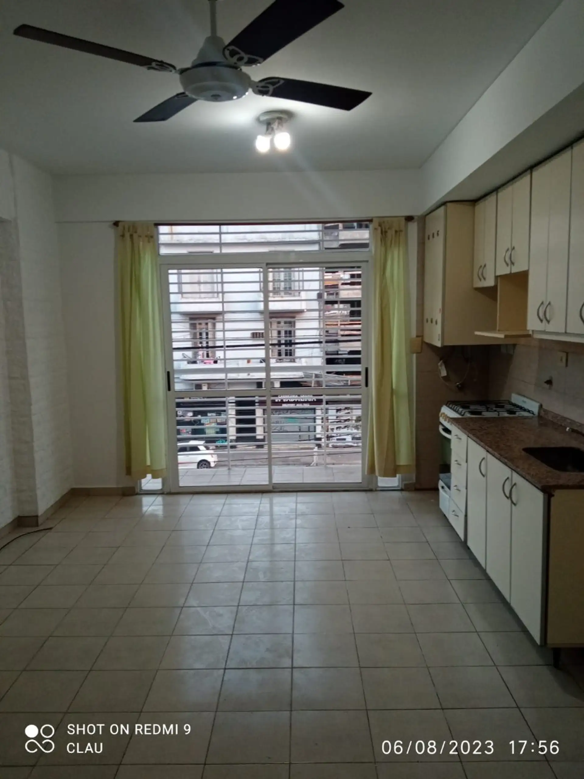 2-room unit with balcony and closet