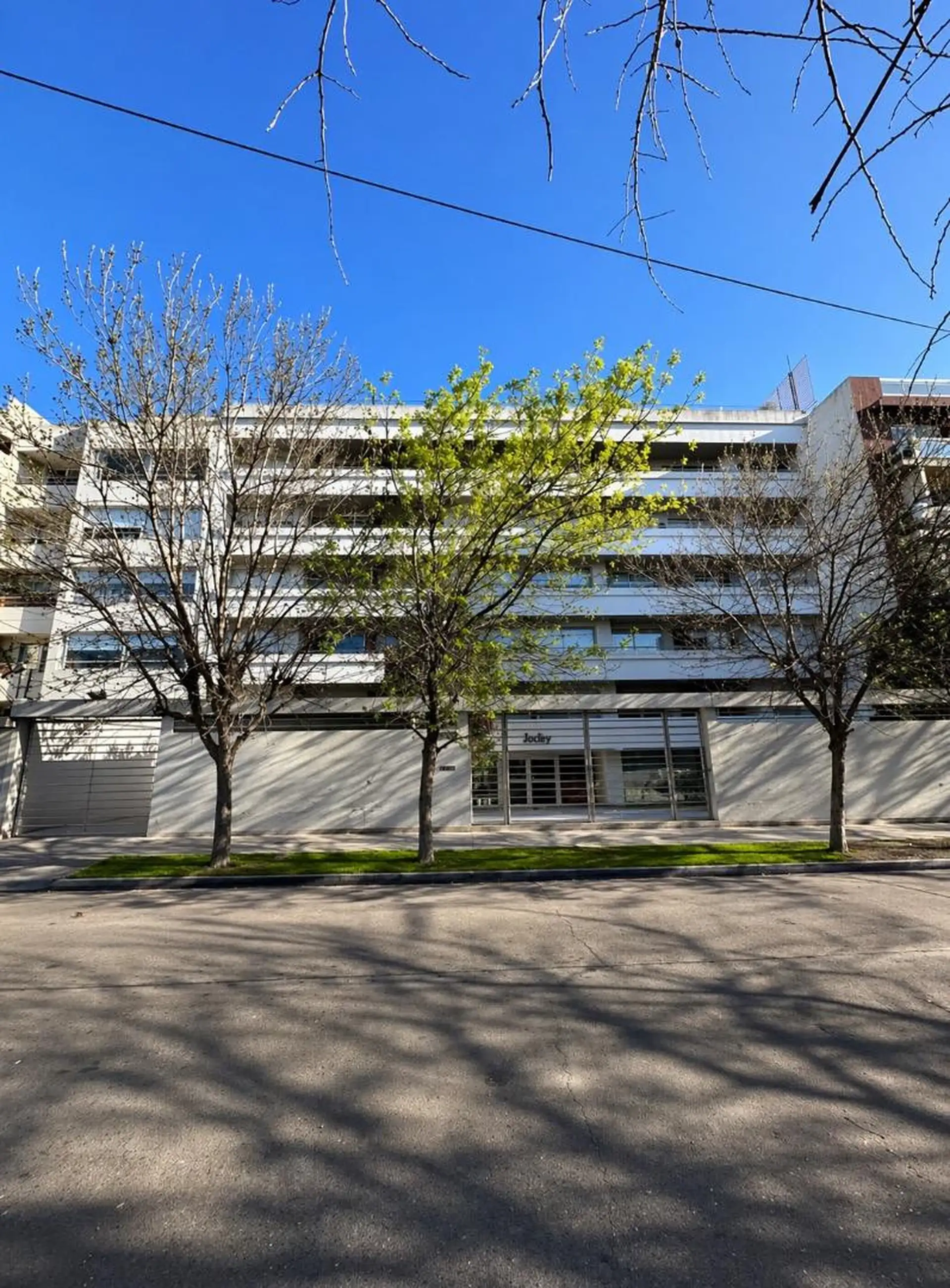 Apartamento de dois dormitórios com vaga coberta em Morón