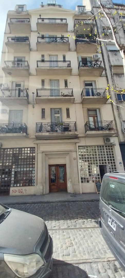 Front-facing studio apartment in San Telmo