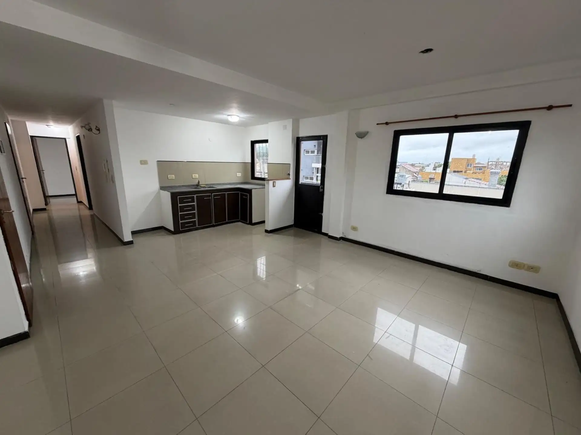 Departamento de 3 ambientes con balcón en Wilde, Almagro