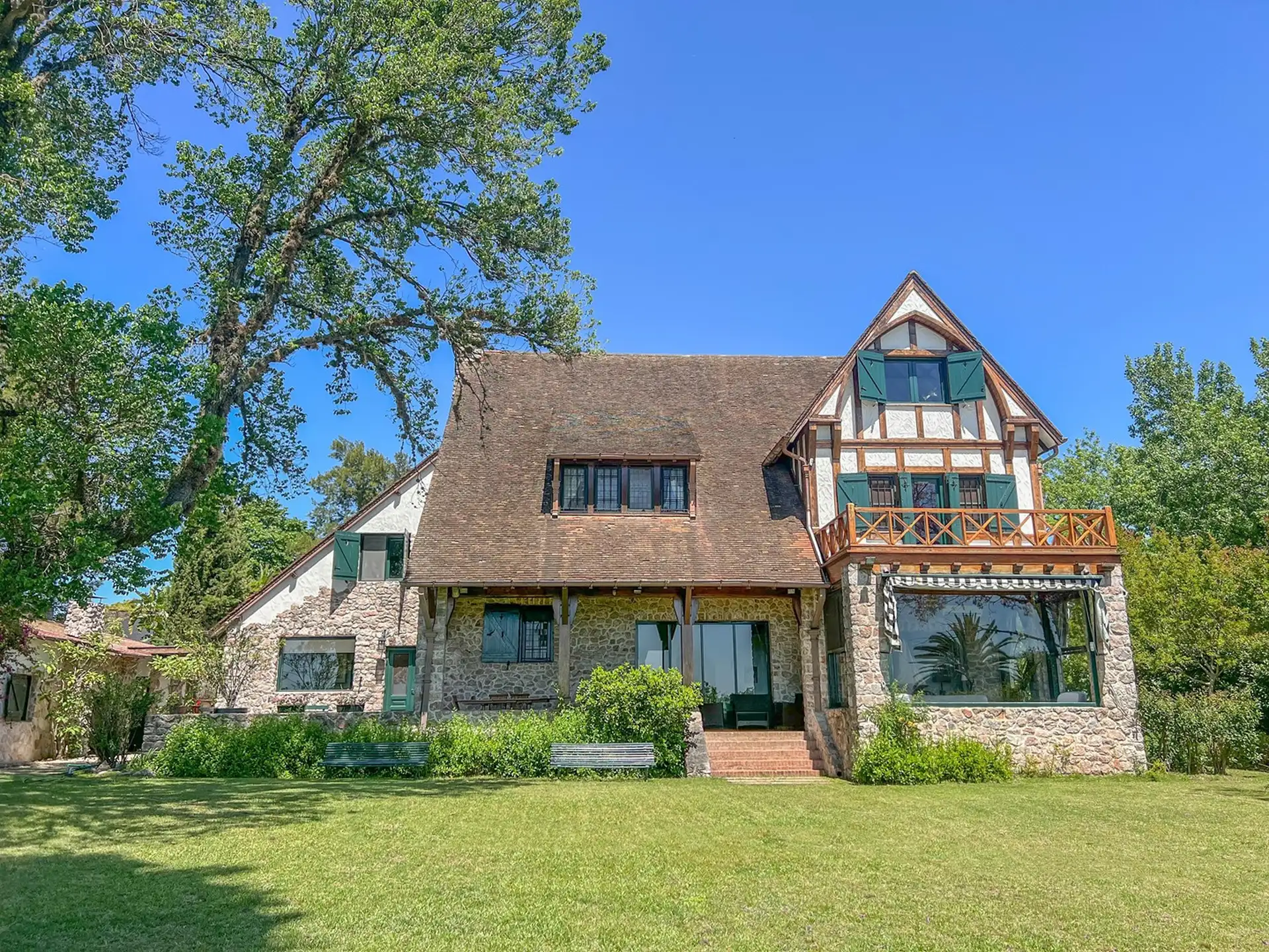 Casa con 6 dormitorios en San Isidro, barrio cerrado Elortondo