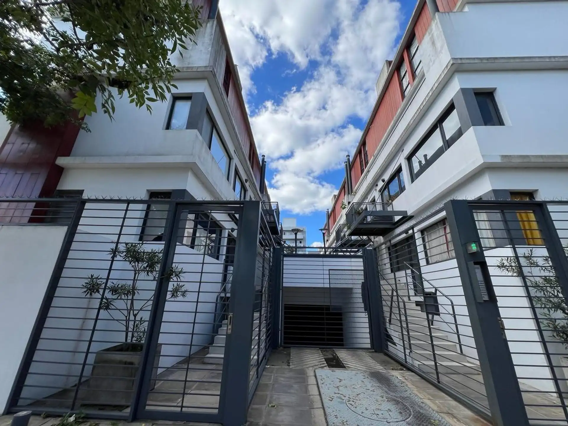 Duplex 2BR, balcony with grill
