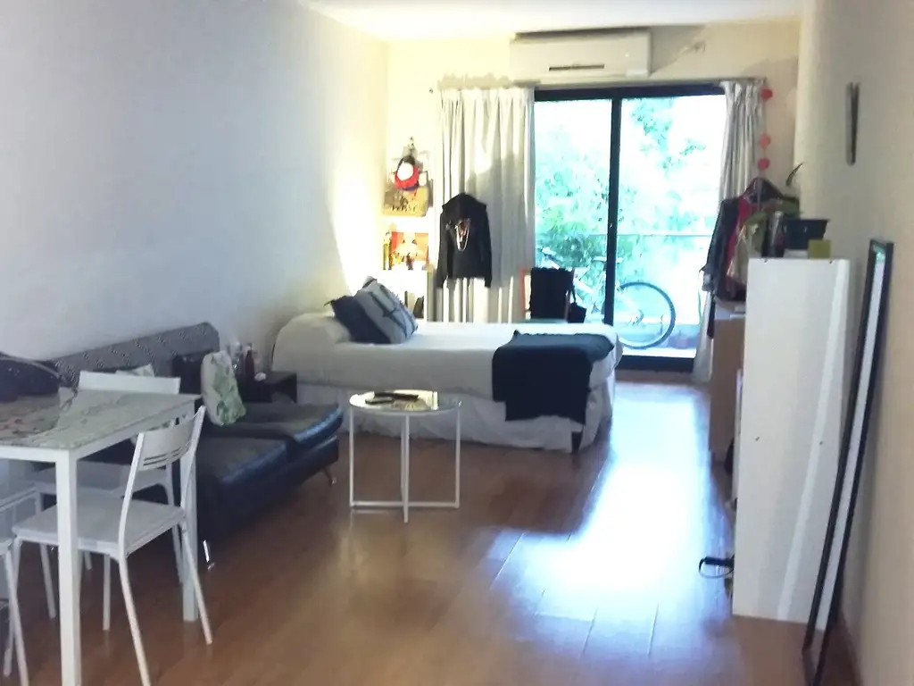 Monoambiente con balcón y pileta