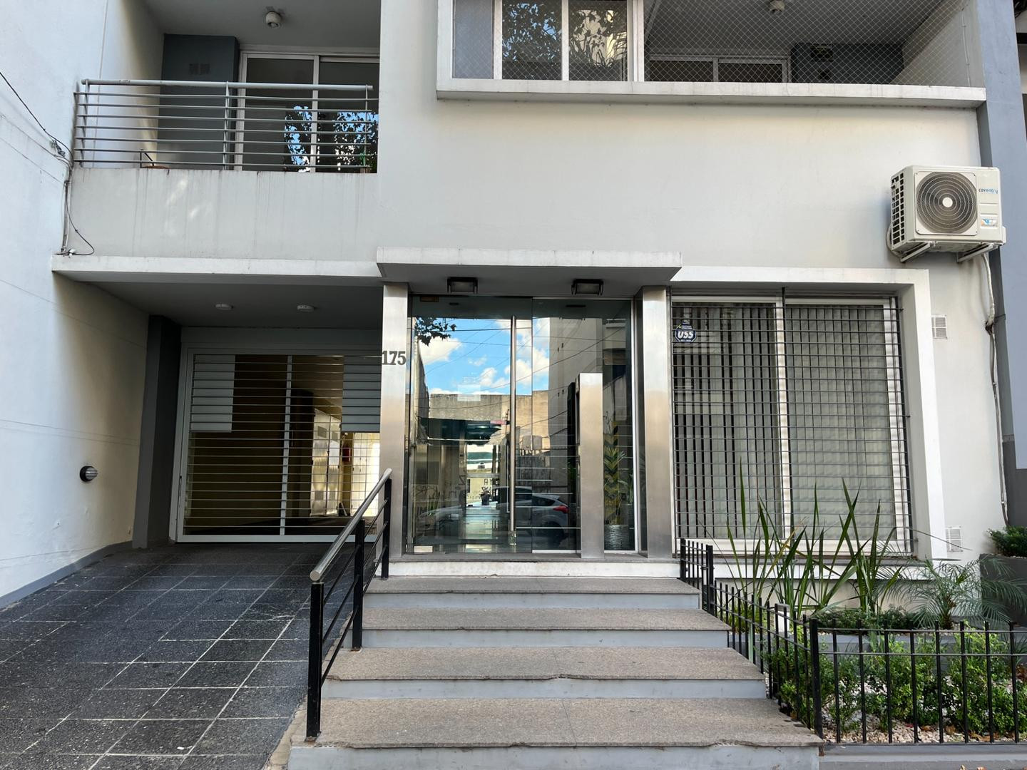 Two-bedroom apartment with covered parking in Lomas de Zamora