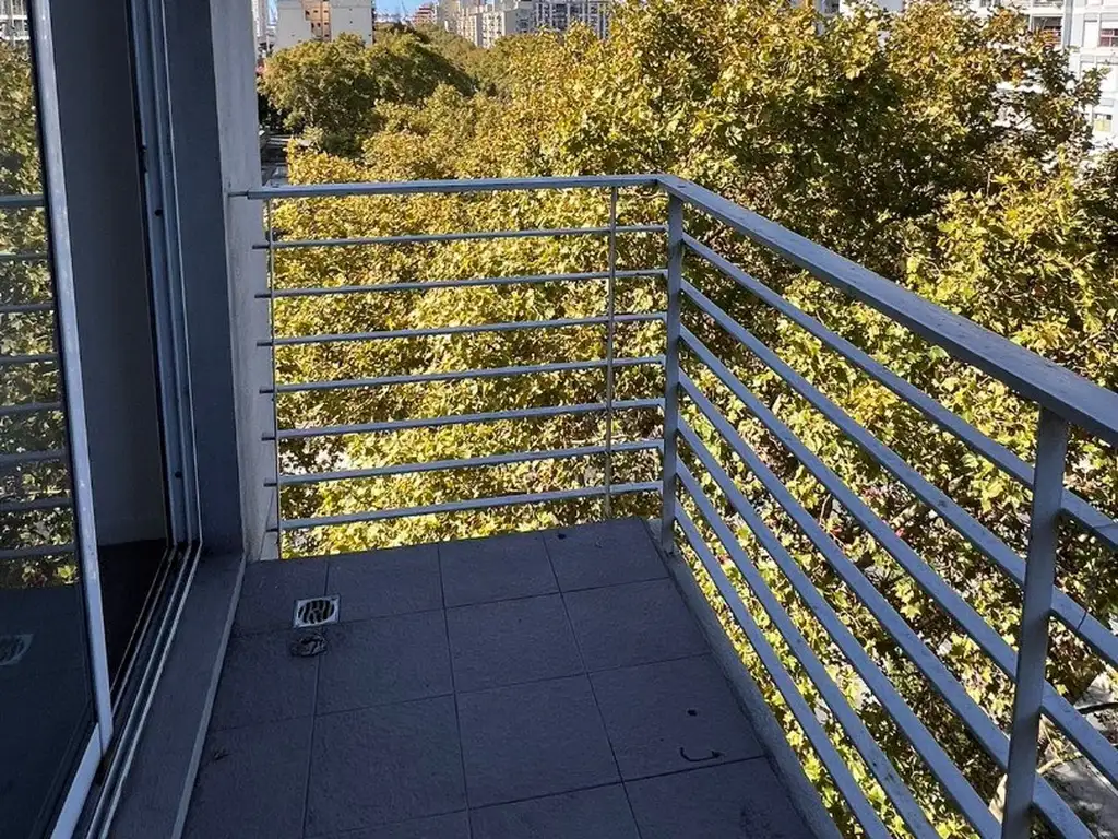 Monoambiente al frente con balcón