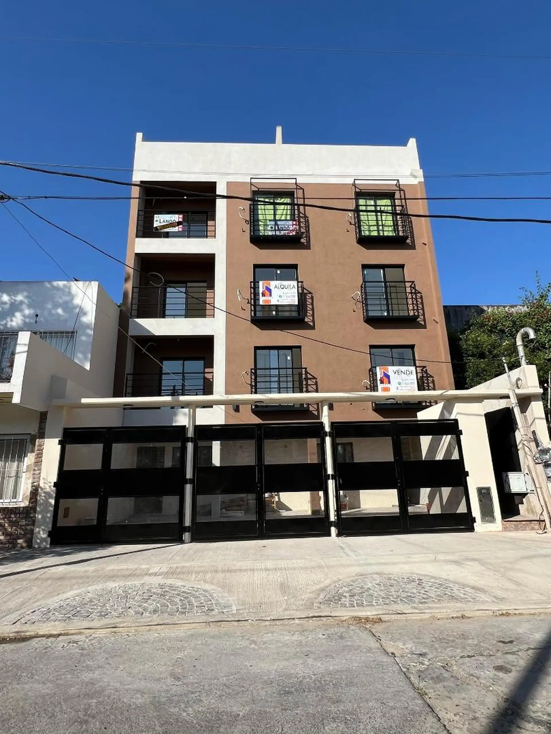 Apartamento de 2 ambientes com vaga e pátio