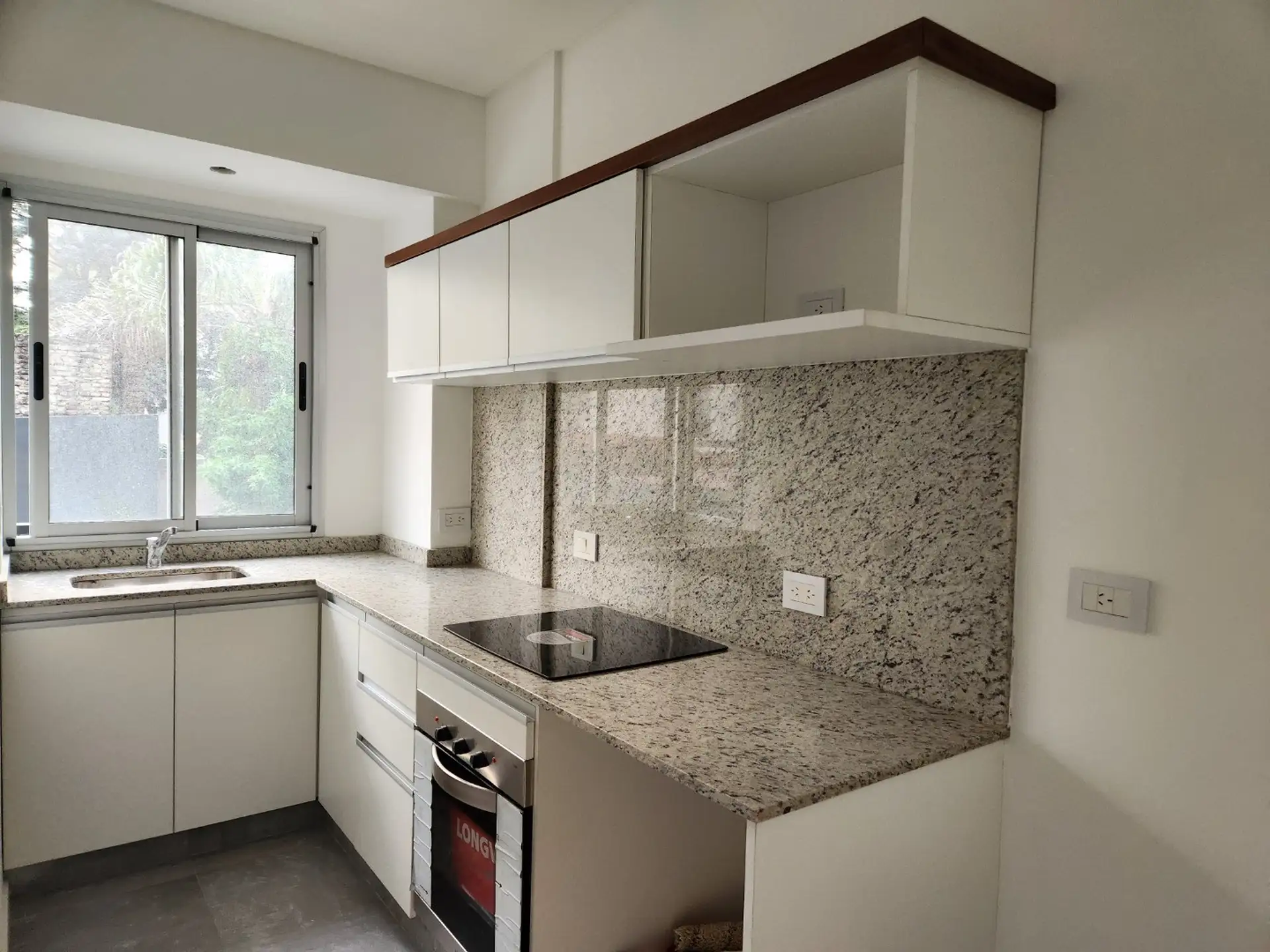 Apartamento de dois ambientes com 1 quarto, varanda e pátio em Villa Urquiza