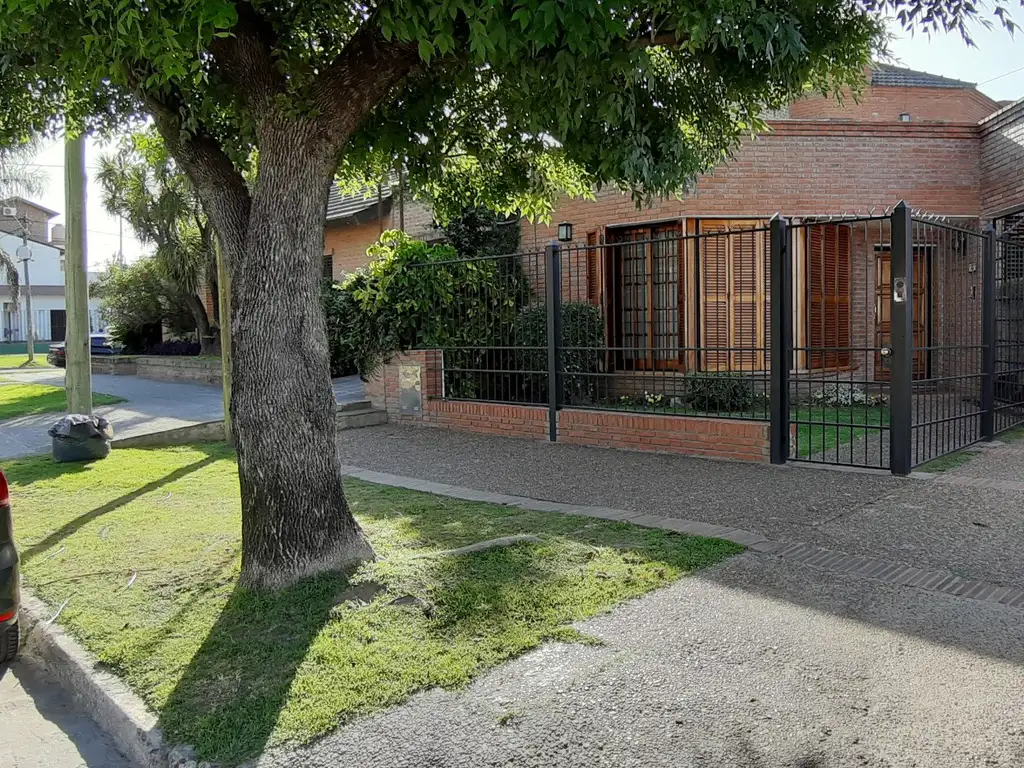 Casa com piscina e quincho