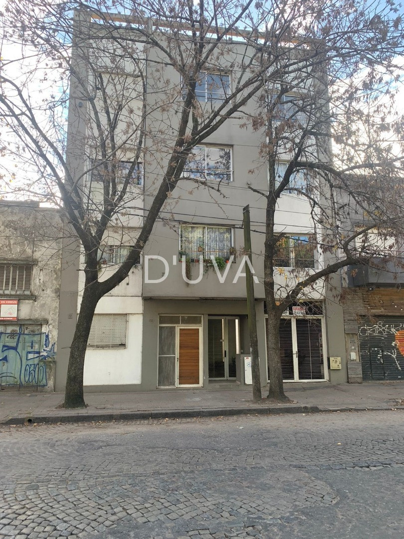 Departamento de 1 dormitorio al frente en Plaza Mateu