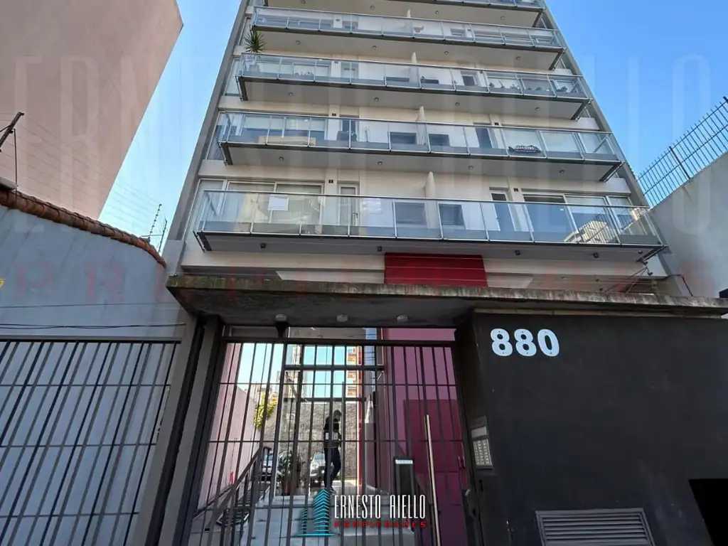 Piso 6 con balcón y parrilla