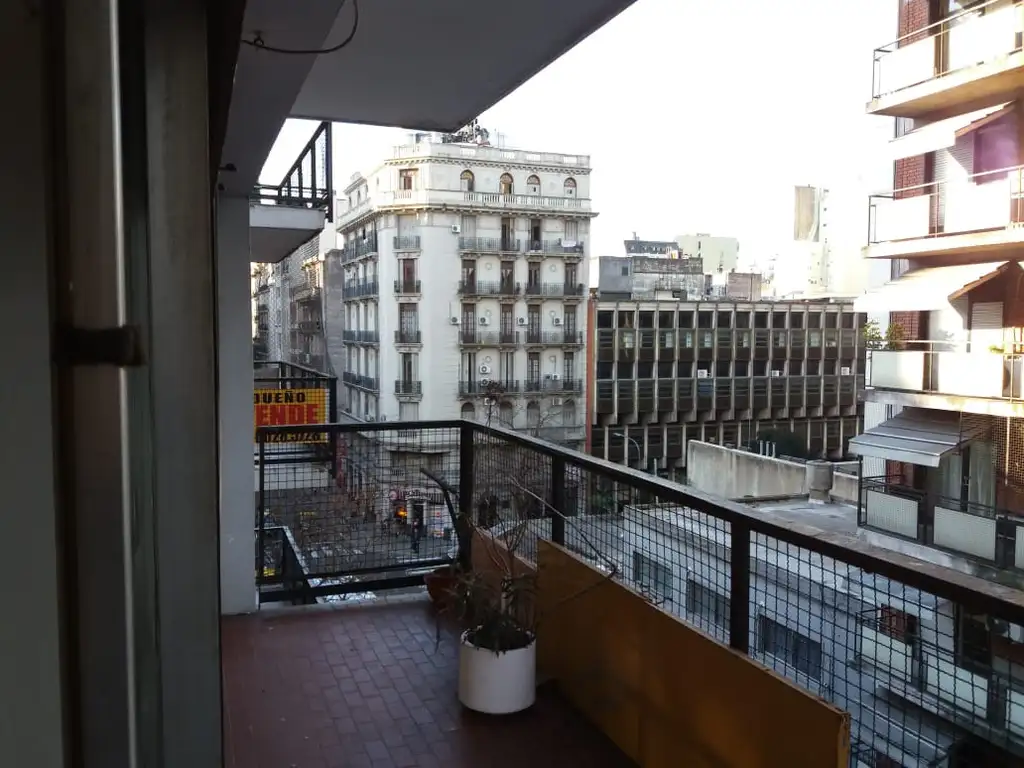 5to piso con balcón