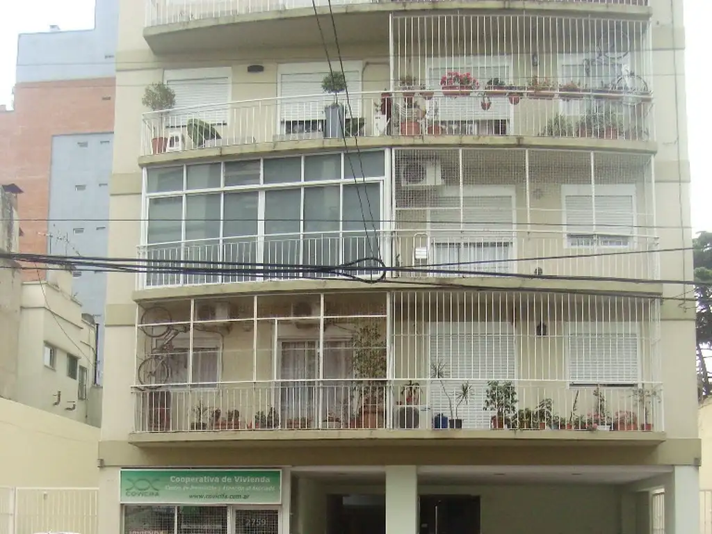 2 ambientes al frente con balcón