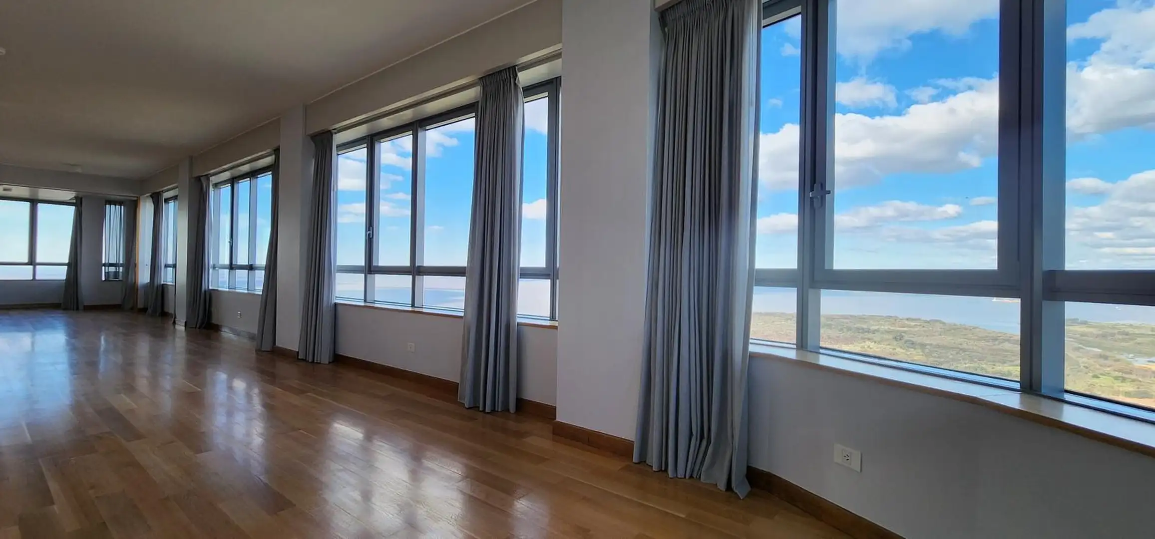 Four-bedroom apartment on the 42nd floor in Puerto Madero