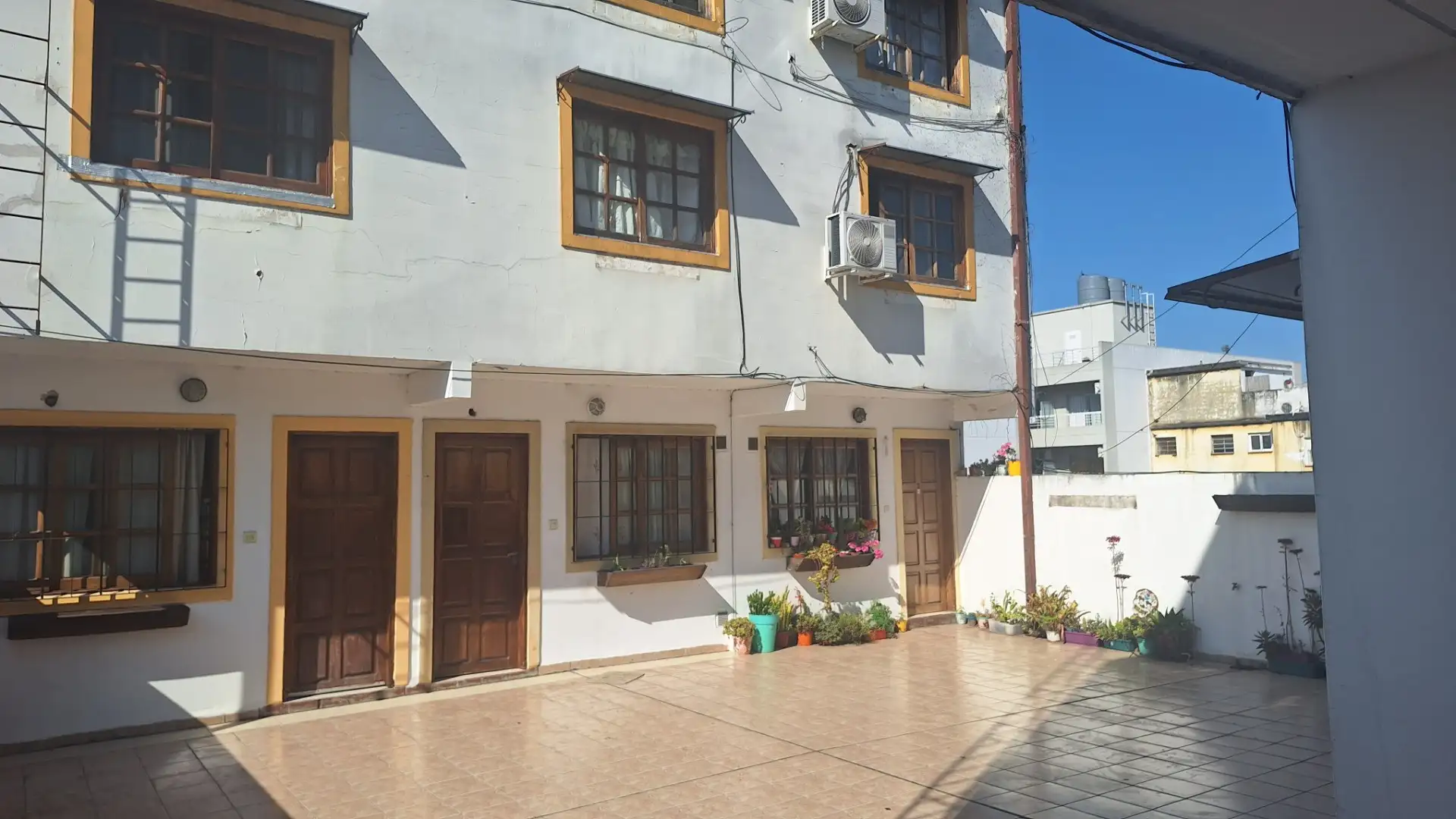 Triplex com pátio e 4 dormitórios