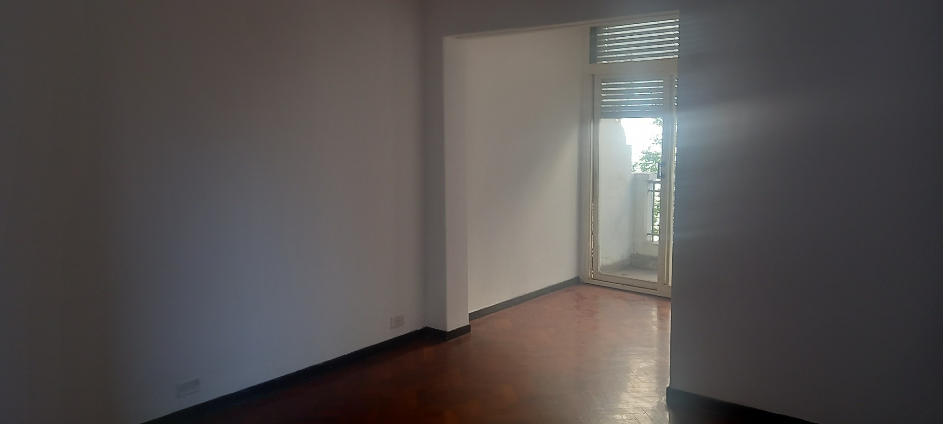 Apartamento de dois ambientes com varanda em Balvanera