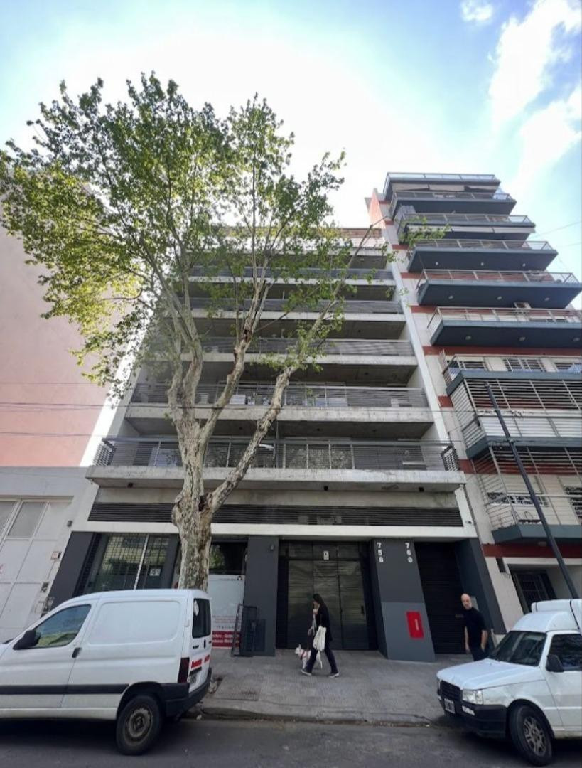 Kitnet de um ambiente de frente para a rua em Flores