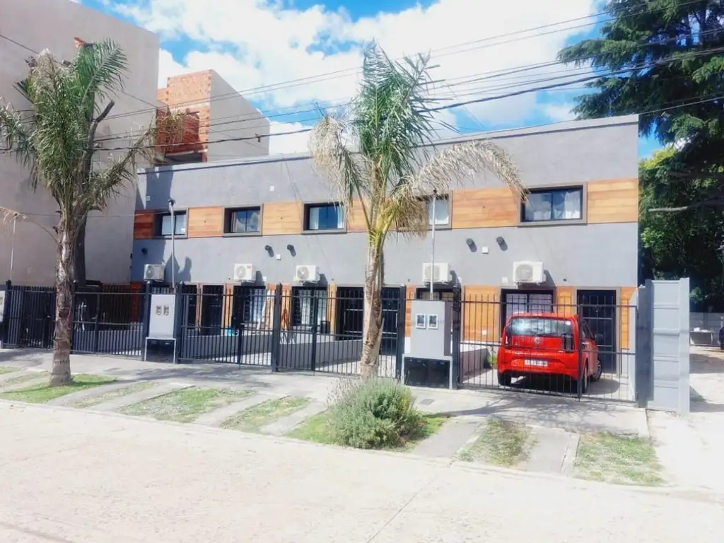2BR duplex, patio