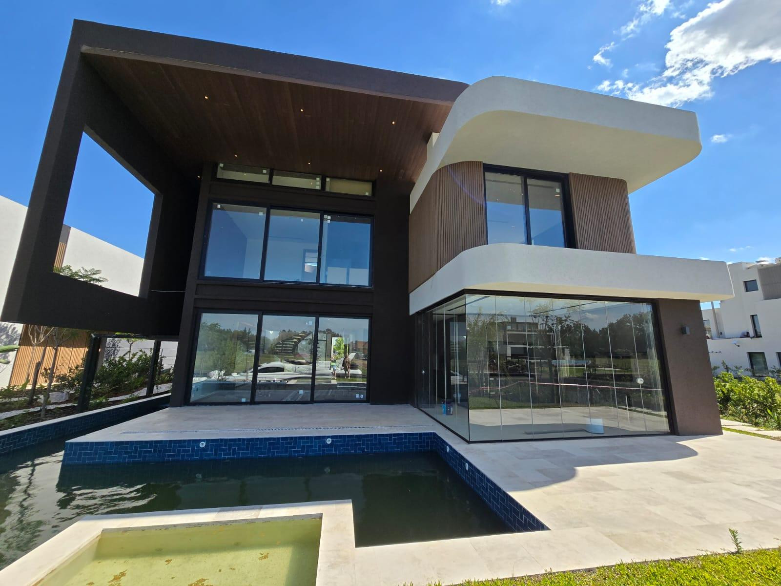 Five-bedroom house in Nordelta, Tigre