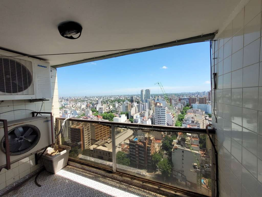 Четырёхкомнатная квартира с 4 спальнями и балконом в Caballito