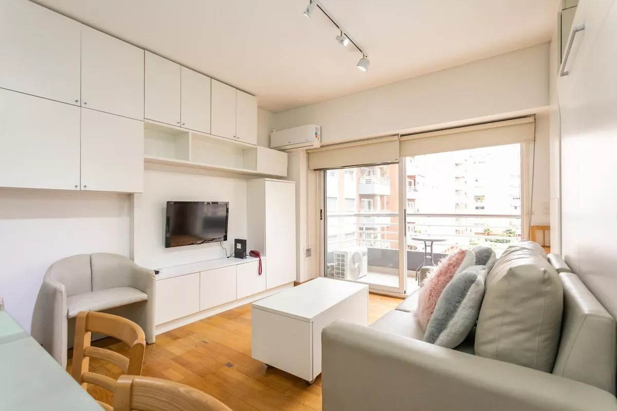 Monoambiente con balcón en Puerto Madero