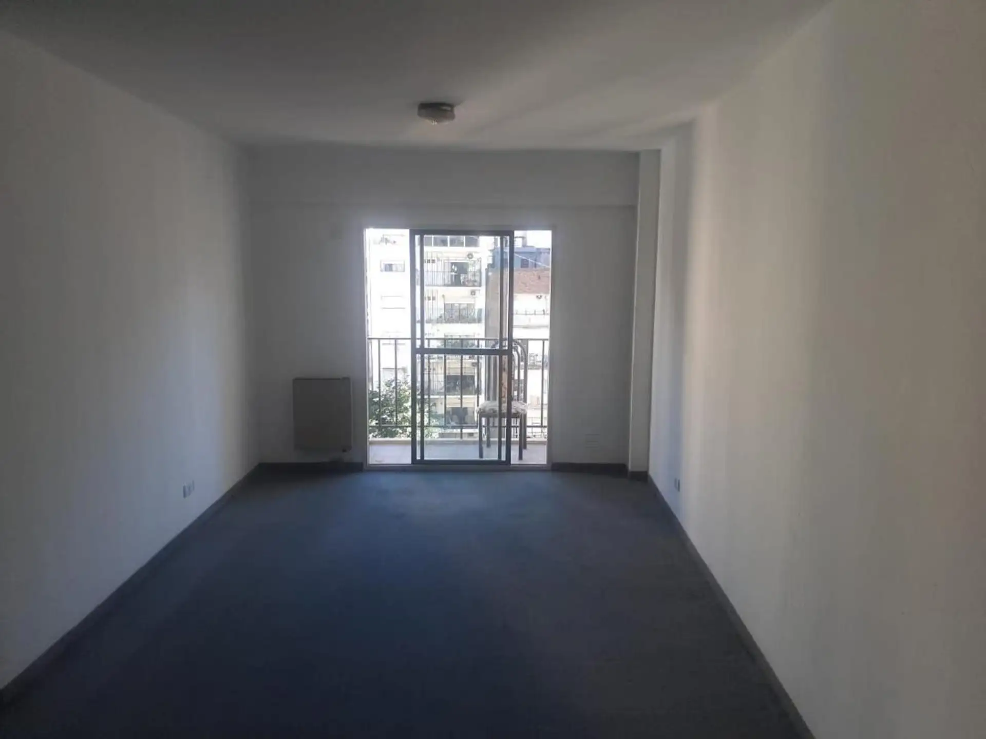 Monoambiente con balcón en Balvanera