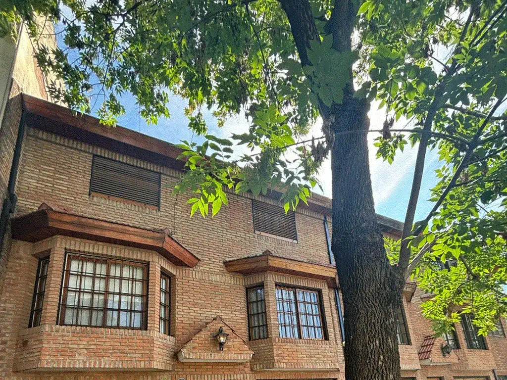 Duplex con cochera y patio