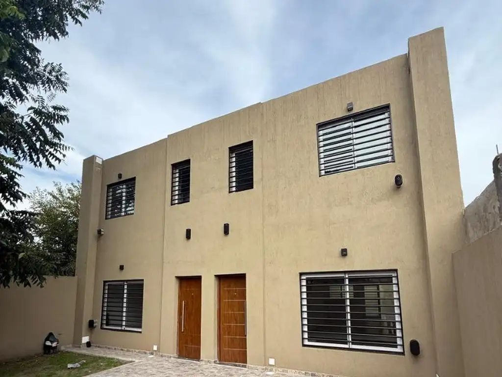Dúplex a estrenar con patio y cochera
